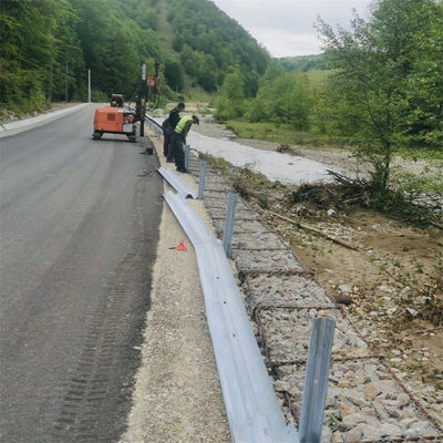 Estrada de vedação de aço galvanizado padrão europeu para customização de corrimão de segurança rodoviário