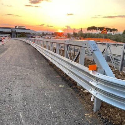 Barreira de segurança rodoviária aço galvanizado W Beam Guardrail com Q345 aços de tira