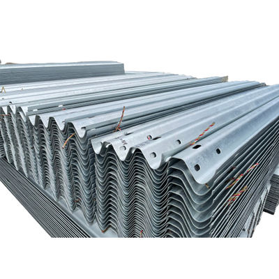 550-600 g/m2 Revestimento de zinco galvanizado W Beam Highway Guardrail para barreira de segurança rodoviária