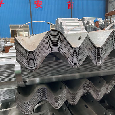 550-600 g/m2 Revestimento de zinco galvanizado W Beam Highway Guardrail para barreira de segurança rodoviária