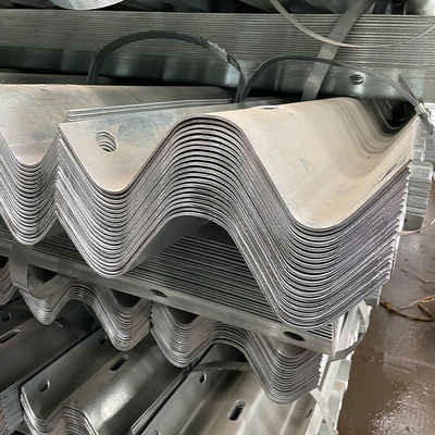 550-600 g/m2 Revestimento de zinco galvanizado W Beam Highway Guardrail para barreira de segurança rodoviária