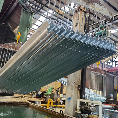 550-600 g/m2 Revestimento de zinco galvanizado W Beam Highway Guardrail para barreira de segurança rodoviária
