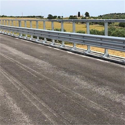 Corrimão de proteção de estrada galvanizado W Beam com tecnologia galvanizada a quente e laminada a frio
